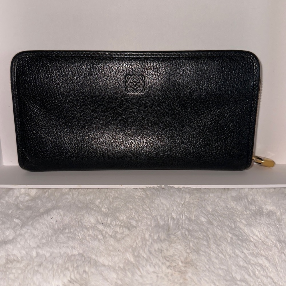 LOEWE 🖤❤️Zippy  butter soft leather wallet burgundy leather interior